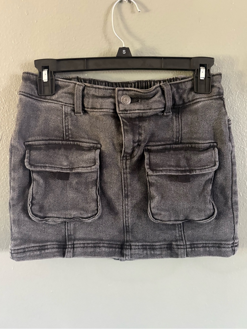 wild fable charcoal colored denim mini skirt size xxs, fits like a small